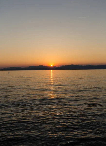 Bellissimo tramonto sul lago di Garda in Italia — Foto Stock