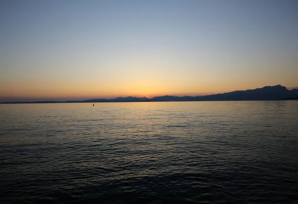 イタリアのガルダ湖の美しい夕日 — ストック写真