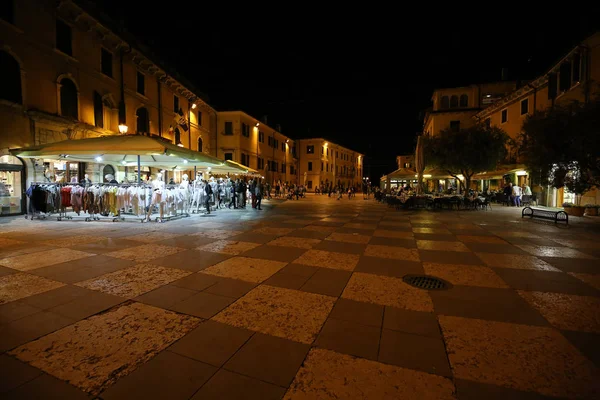  Mağazalar, barlar ve restoranlar Lazise Garda Gölü. ITA