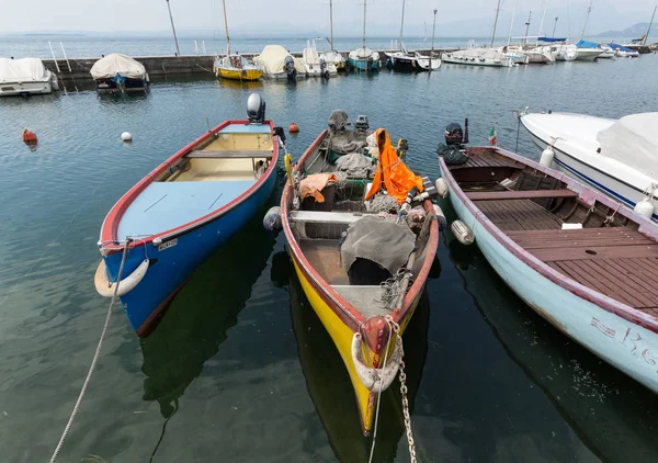 Segelbåtar och fiskebåtar i Lazise på The Garda Lake. Italien — Stockfoto