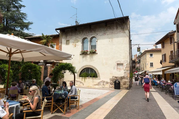 Shops, bars and restaurants  in Lazise at Garda Lake. Italy — Stock Photo, Image
