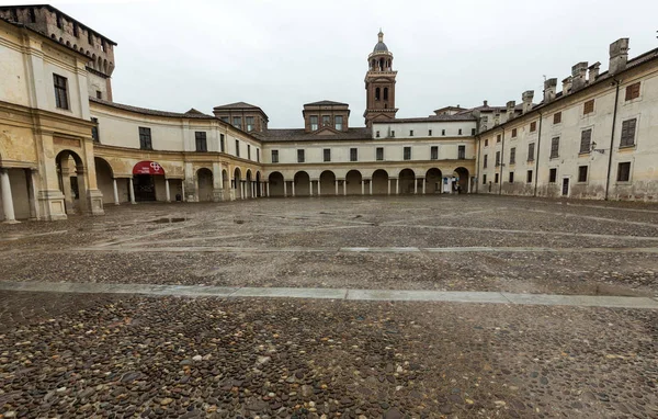 Palazzo Ducale en Piazza Castello en Mantua - Italia — Foto de Stock