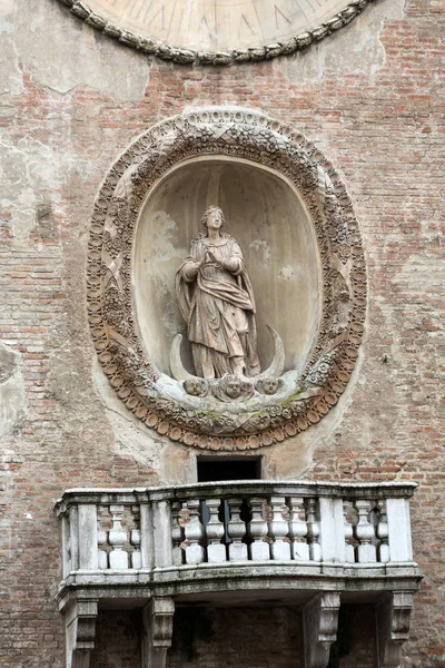 A Palazzo della Ragione a Torre dell'Orologio (a "Sopron"). Mantova, Olaszország — Stock Fotó