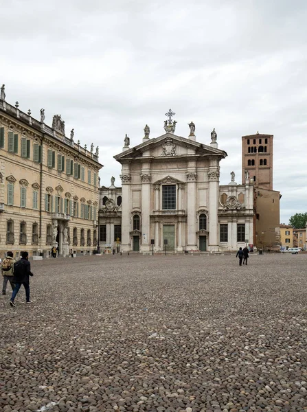 Duomo e Palazzo Bianchi in piazza Sordello a Mantova . — Foto Stock