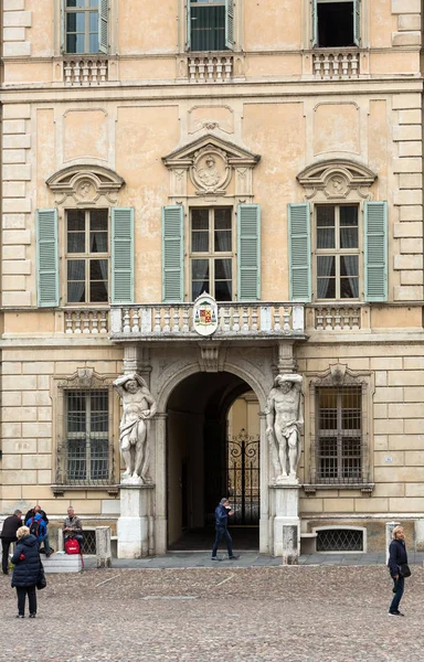Statue d'Hercule à l'entrée du Palais Vescovile (Palais épiscopal) du XVIIIe siècle dans le centre historique de Mantoue, Italie — Photo