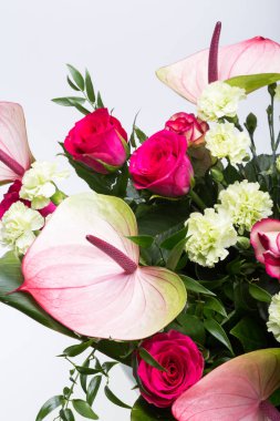 güzel buket taze kırmızı güller ve Antoryum