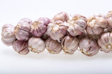 Beyaz arka plan üzerinde izole sarımsak dize