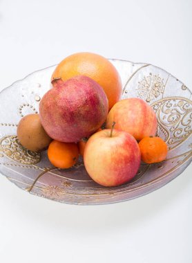 beyaz izole plaka üzerinde taze meyve karışımı