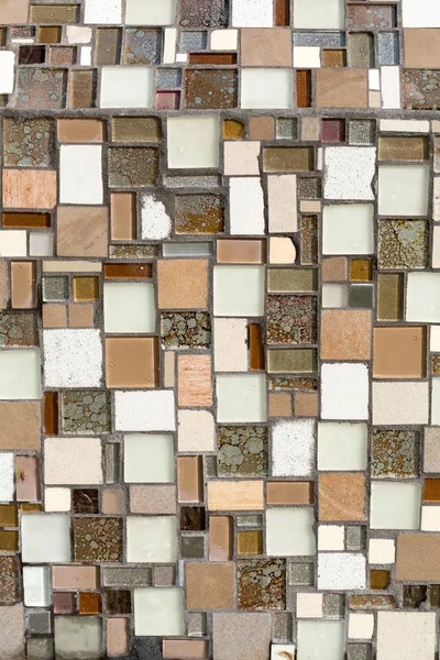 Kleurrijk mozaïek aan de muur, abstracte glas achtergrond. — Stockfoto