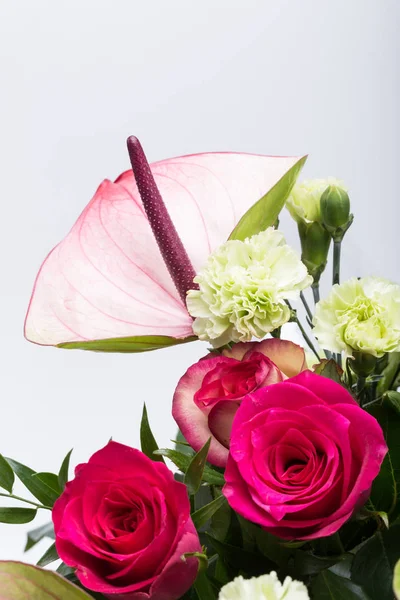 Vacker bukett från färska röda rosor och anthurium — Stockfoto