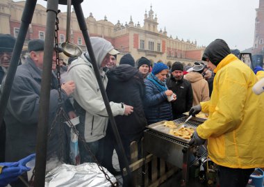 Yoksul ve evsiz Cracow Merkezi piyasada için Noel arifesi. Her yıl grup Kosciuszko Polonya açık havada büyük eve hazırlar.