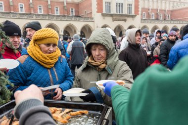 Yoksul ve evsiz Cracow Merkezi piyasada için Noel arifesi. Her yıl grup Kosciuszko Polonya açık havada büyük eve hazırlar.