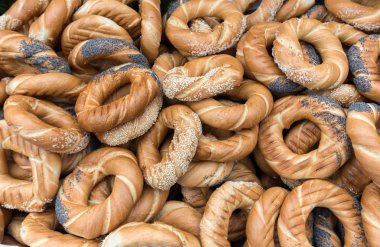 Tuz, haşhaş ve susam ile geleneksel Krakow prezels