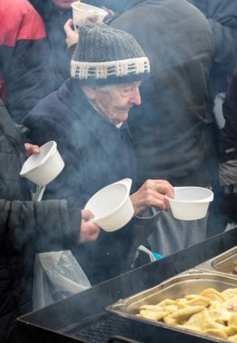 Yoksul ve evsiz Cracow Merkezi piyasada için Noel arifesi. Her yıl grup Kosciuszko Polonya açık havada büyük eve hazırlar.