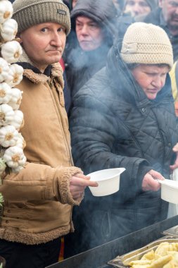 Yoksul ve evsiz Cracow Merkezi piyasada için Noel arifesi. Her yıl grup Kosciuszko Polonya açık havada büyük eve hazırlar.
