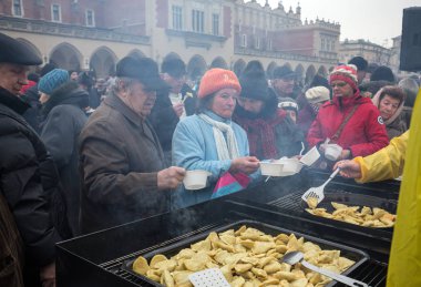 Yoksul ve evsiz Cracow Merkezi piyasada için Noel arifesi. Her yıl grup Kosciuszko Polonya açık havada büyük eve hazırlar.
