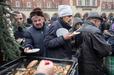 Yoksul ve evsiz Cracow Merkezi piyasada için Noel arifesi. Her yıl grup Kosciuszko Polonya açık havada büyük eve hazırlar.