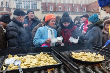 Yoksul ve evsiz Cracow Merkezi piyasada için Noel arifesi. Her yıl grup Kosciuszko Polonya açık havada büyük eve hazırlar.
