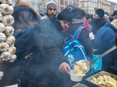 Yoksul ve evsiz Cracow Merkezi piyasada için Noel arifesi. Her yıl grup Kosciuszko Polonya açık havada büyük eve hazırlar.