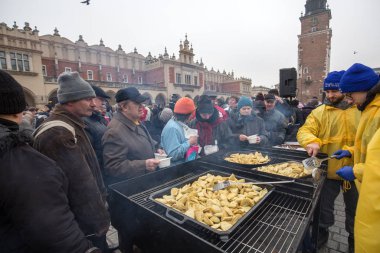 Yoksul ve evsiz Cracow Merkezi piyasada için Noel arifesi. Her yıl grup Kosciuszko Polonya açık havada büyük eve hazırlar.
