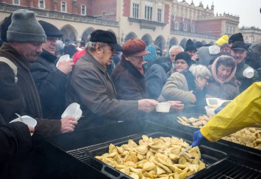 Yoksul ve evsiz Cracow Merkezi piyasada için Noel arifesi. Her yıl grup Kosciuszko Polonya açık havada büyük eve hazırlar.