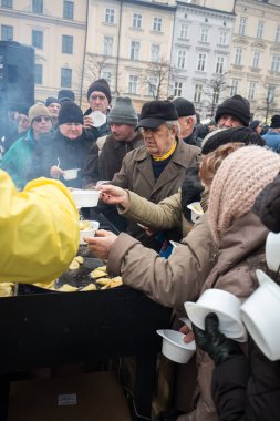 Yoksul ve evsiz Cracow Merkezi piyasada için Noel arifesi. Her yıl grup Kosciuszko Polonya açık havada büyük eve hazırlar.