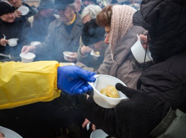 Yoksul ve evsiz Cracow Merkezi piyasada için Noel arifesi. Her yıl grup Kosciuszko Polonya açık havada büyük eve hazırlar.