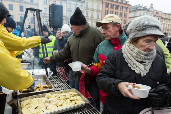 Heiligabend für Arme und Obdachlose auf dem zentralen Markt in Krakau. jedes Jahr bereitet die Gruppe kosciuszko den größten Vorabend unter freiem Himmel in Polen vor — Stockfoto