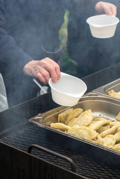 Warmes Essen für Arme und Obdachlose — Stockfoto