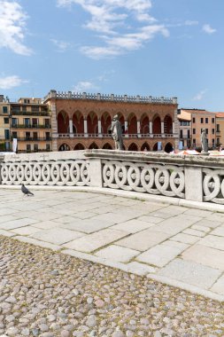 Köprüde Piazza Prato della Valle, Padua, İtalya.