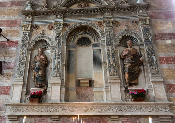 The tomb of Jacopo da Carrara by venetian sculptor Andriolo de Santi (14. cent.) in the church of The Eremitani . Padua, Italy — Stock Photo, Image