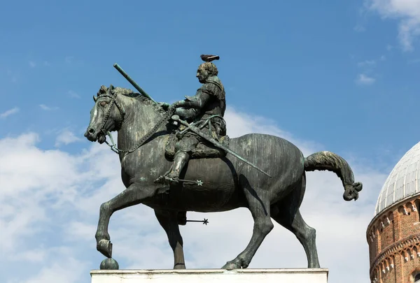 Estatua ecuestre de Gattamelata en Padua, Italia —  Fotos de Stock