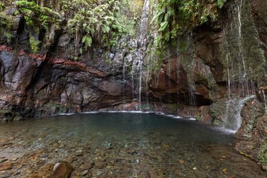 Yirmi - beş çeşmeler Levada hiking Trail, Madeira Portekiz son şelale