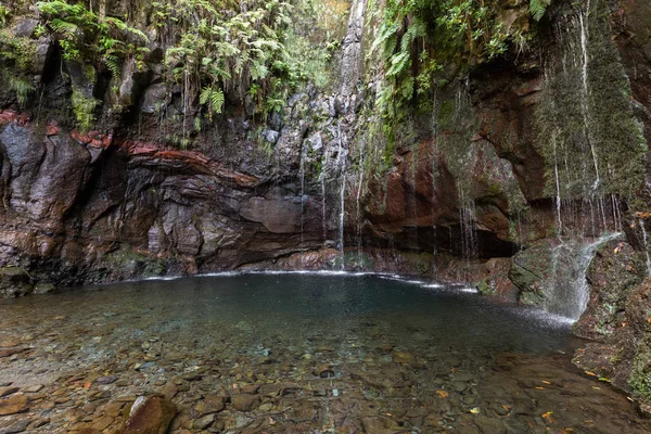 Última cascada de las Veinticinco Fuentes Levada sendero de senderismo, Madeira Portugal — Foto de Stock