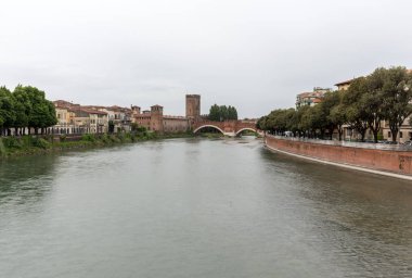 Adige Nehri ve Ponte Pietra, Verona. İtalya