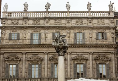  Palazzo Maffei ve Saint Mark's Verona aslan. İtalya
