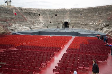 Verona, İtalya Roma amfi. Yıllık festival operaları yer. Verona Arena bir Roma amfi tiyatroda 30 reklam içinde inşa olduğunu. 