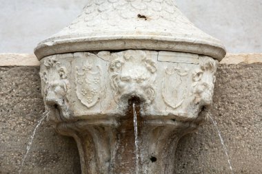 Küçük çeşme Castelvecchio'yu Müzesi'nde. Verona, İtalya