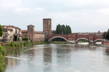 Bir kez Pons Marmoreus bilinen Ponte Pietra (taş köprü), bir Roman mı arch Adige Nehri Verona, İtalya için geçiş Köprüsü. Köprü M.ö. 100 yılında tamamlandı,