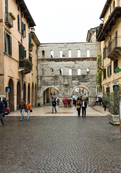 Porta Borsari - antiga porta romana em Verona, Itália . — Fotografia de Stock