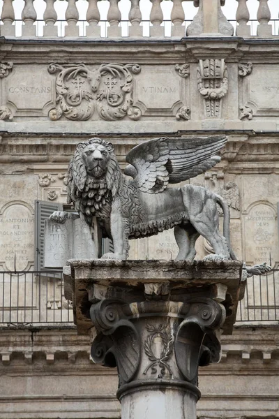 Lva svatého Marka symbolem města úzké vazby s Benátkami. Verona - Piazza delle Erbe. Itálie — Stock fotografie