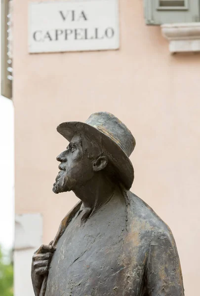 The statue of Italian poet Berto Barbarani at Piazza delle Erbe Square in Verona. Italy — Stock Photo, Image