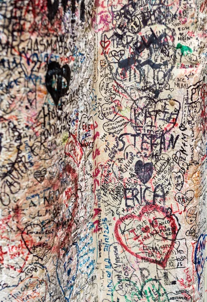 Parte del muro coperto di messaggi d'amore nella casa di Giulietta, Verona, Italia — Foto Stock