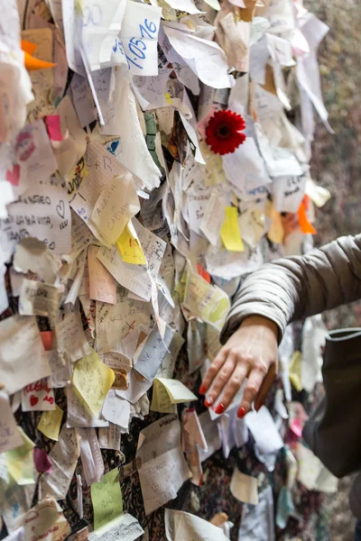 Partie du mur couverte de messages d'amour dans la maison Juliette, Vérone, Italie — Photo