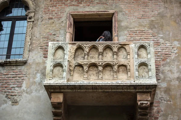 Balkon Julii w Weronie. Romeo i Julia jest tragedia, napisany przez William Shakespeare. To miejsce jest główną atrakcją turystyczną w mieście Werona. — Zdjęcie stockowe