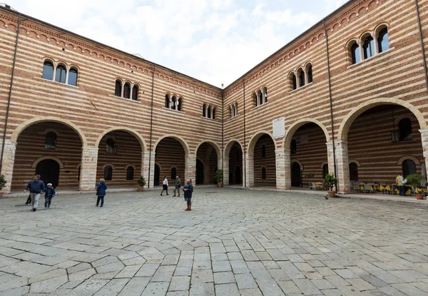 Uitzicht op de binnenplaats van het Palazzo della Ragione in Verona. Italië — Stockfoto
