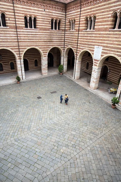 Veduta del Cortile del Palazzo della Ragione di Verona. Italia — Foto Stock