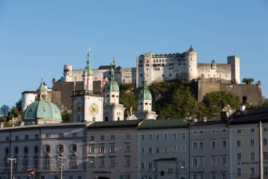 Eski şehir ve kale Hohensalzburg, Salzburg, Avusturya için güzel Ortaçağ Kalesi