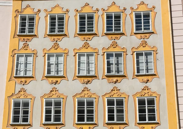 Gevel van het gebouw in het historische centrum van Salzburg. — Stockfoto