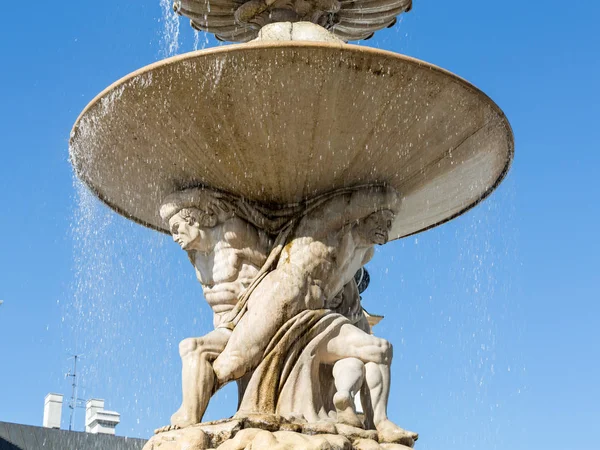 Barock Residence fontän på Residentplatz i Salzburg. Österrike — Stockfoto